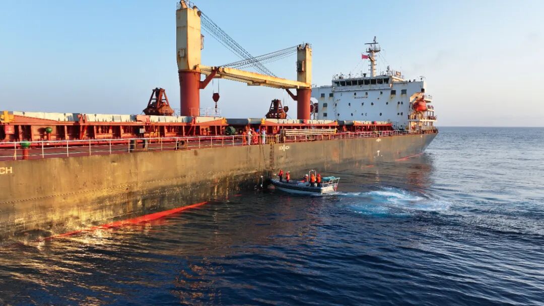 海军第47批护航编队紧急救助在亚丁湾遇险的香港商船船员