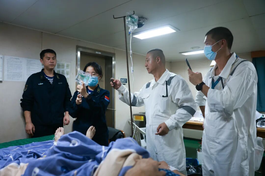 海军第47批护航编队紧急救助在亚丁湾遇险的香港商船船员