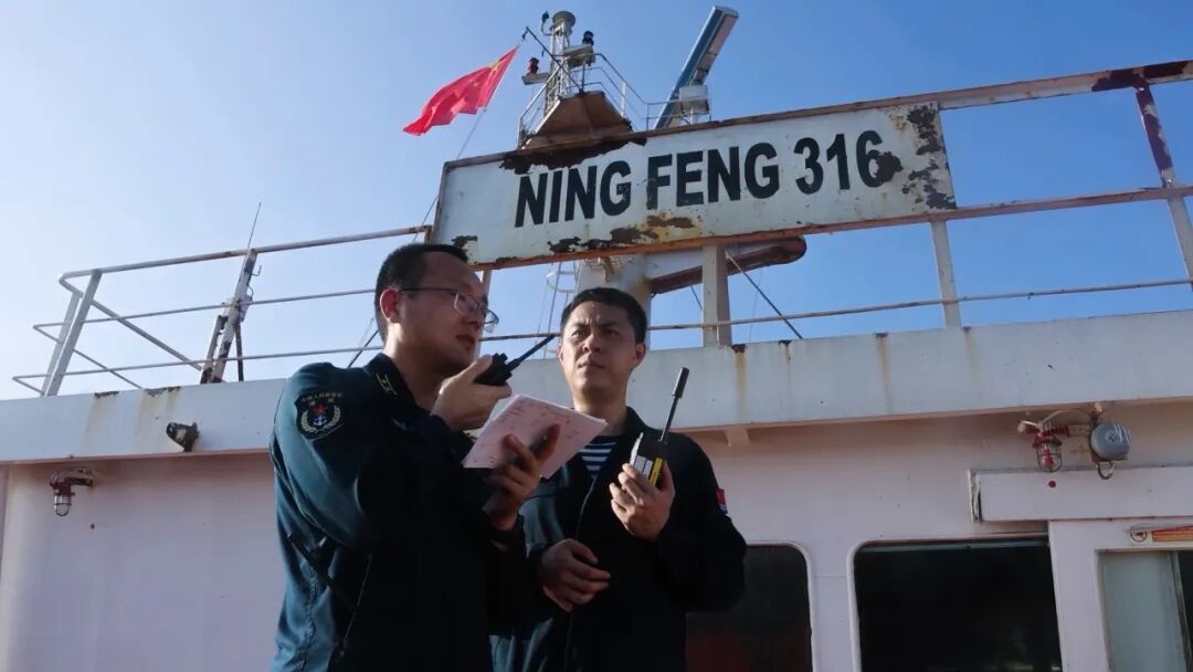 海军第47批护航编队紧急救助在亚丁湾遇险的香港商船船员