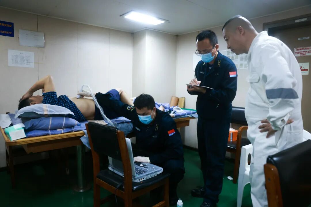 海军第47批护航编队紧急救助在亚丁湾遇险的香港商船船员