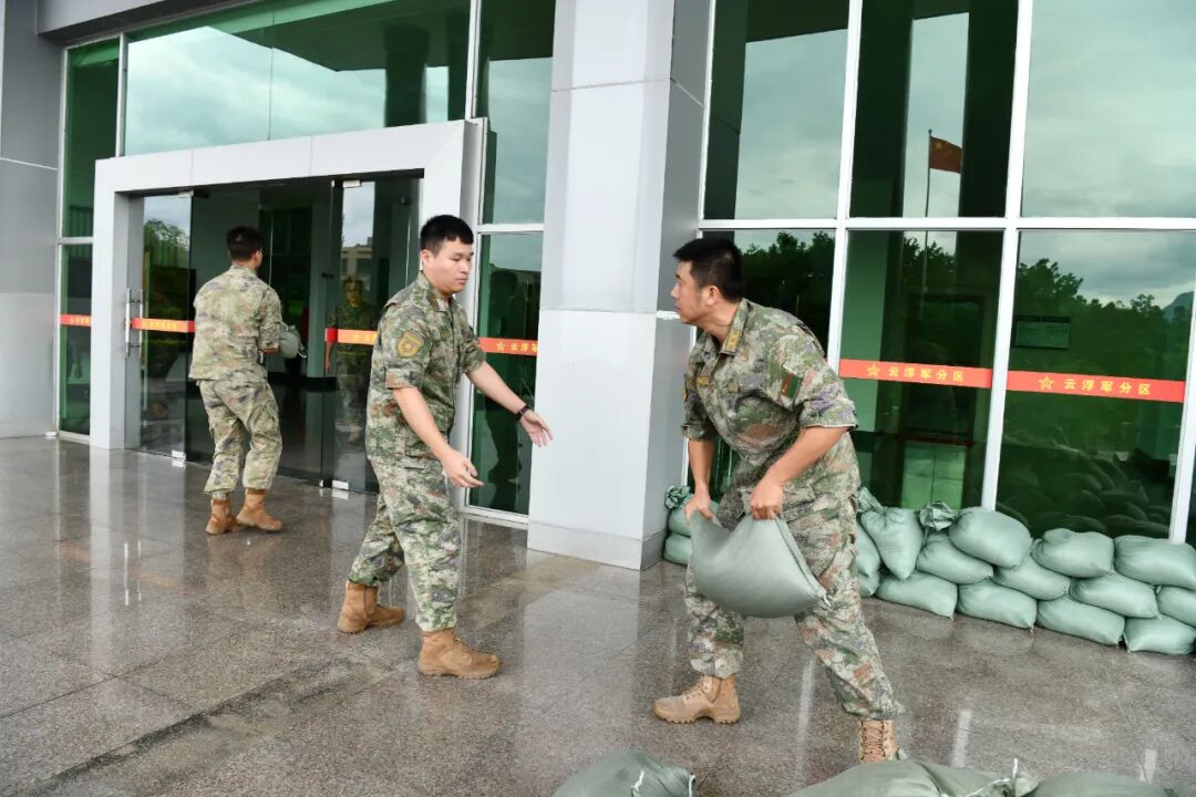 严阵以待!超强台风“桦加沙”即将来袭,人民子弟兵全力以赴保障安全