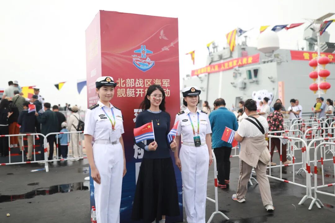 海军舰艇开放日,小姐姐们对小朋友的关爱让人感动不已!