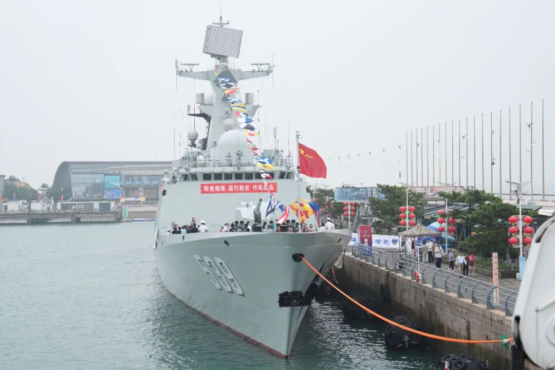 海军舰艇开放日,小姐姐们对小朋友的关爱让人感动不已!