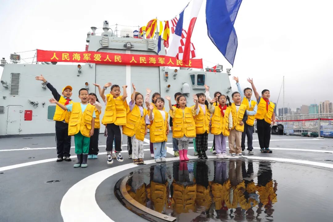 海军舰艇开放日,小姐姐们对小朋友的关爱让人感动不已!