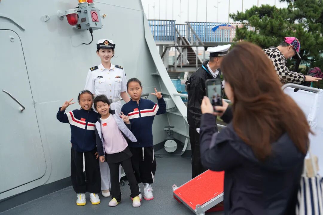 海军舰艇开放日,小姐姐们对小朋友的关爱让人感动不已!