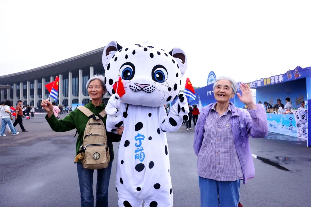 海军舰艇开放日,小姐姐们对小朋友的关爱让人感动不已!