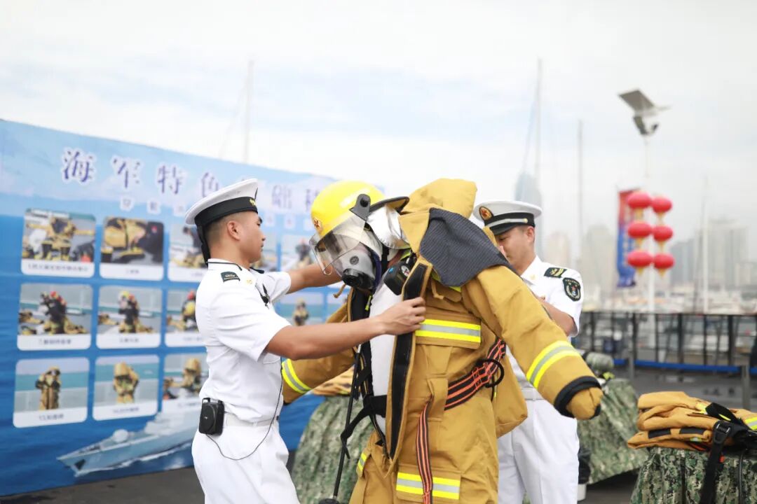 海军舰艇开放日,小姐姐们对小朋友的关爱让人感动不已!