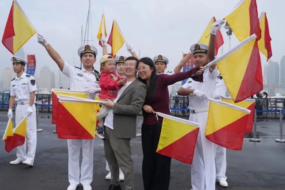 海军舰艇开放日,小姐姐们对小朋友的关爱让人感动不已!