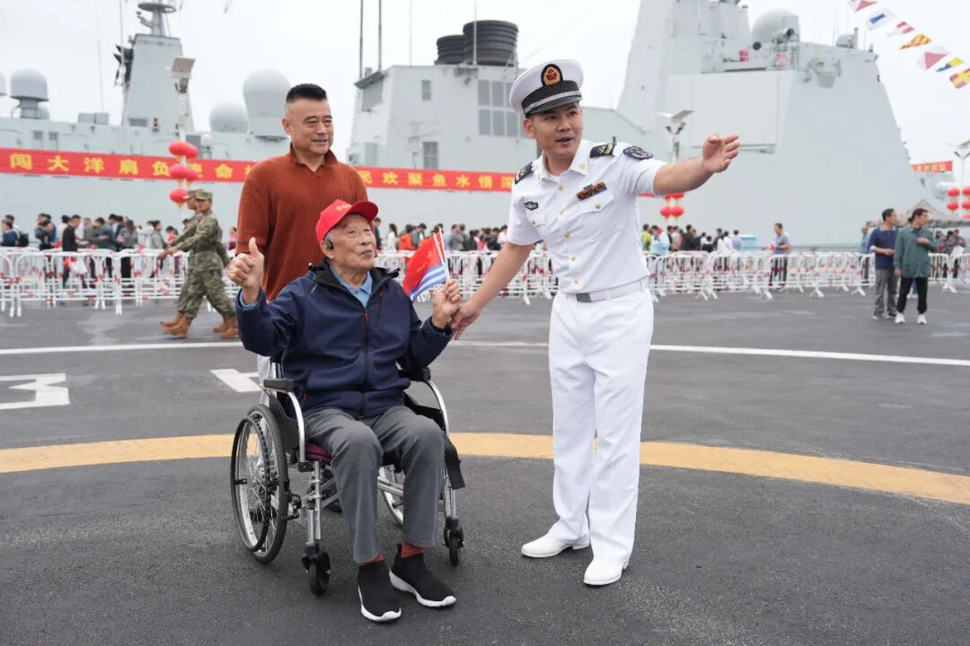 海军舰艇开放日,小姐姐们对小朋友的关爱让人感动不已!