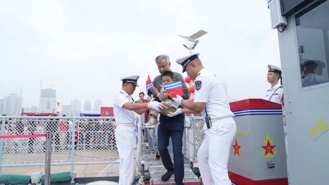 海军舰艇开放日,小姐姐们对小朋友的关爱让人感动不已!