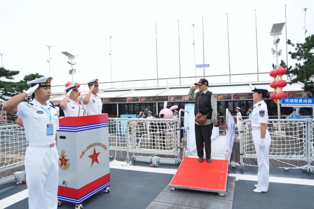 海军舰艇开放日,小姐姐们对小朋友的关爱让人感动不已!