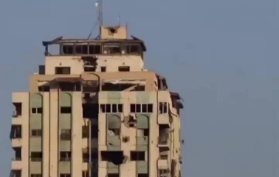 视频丨以色列军队空袭加沙城市一栋高楼 该建筑瞬间崩塌 视频丨以色列军队空袭加沙城市一栋高楼 该建筑瞬间崩塌