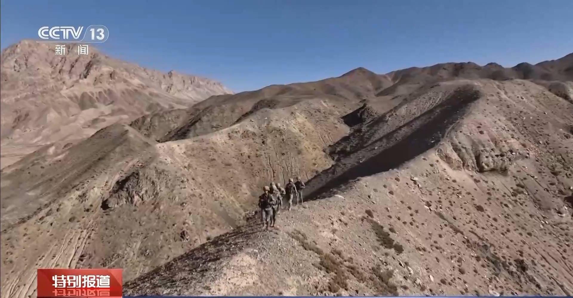 在国庆的荣耀时刻,边防战士与钢枪和国旗共同守卫祖国的庄严仪式感