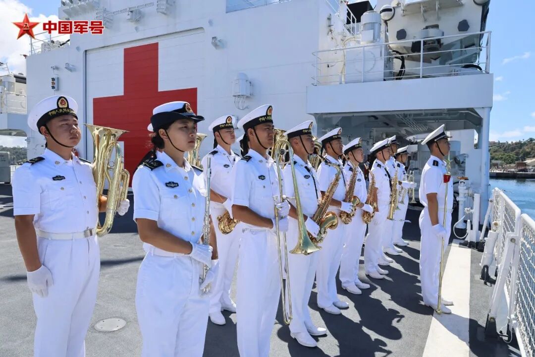 历史性时刻!海军“丝路方舟”医院船成功抵达斐济,为当地医疗服务贡献力量
