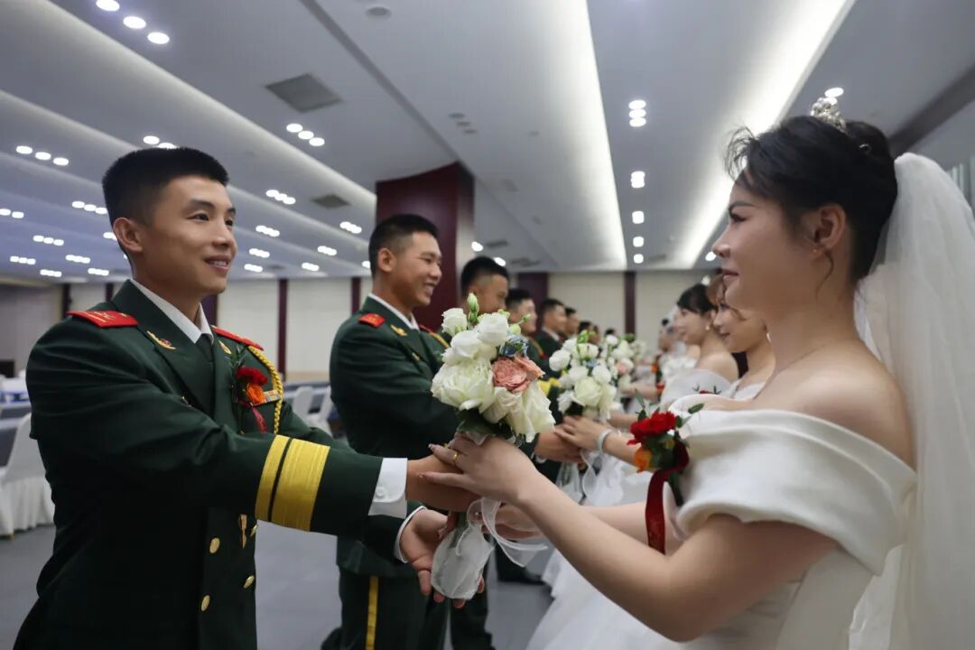 与祖国同庆,共赏迷彩与婚纱的浪漫交织:集体婚礼见证爱的誓言与军营情怀