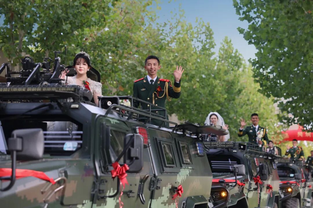 与祖国同庆,共赏迷彩与婚纱的浪漫交织:集体婚礼见证爱的誓言与军营情怀
