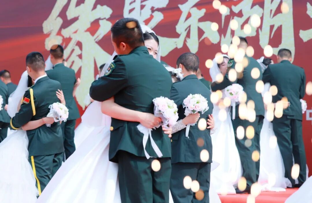 与祖国同庆,共赏迷彩与婚纱的浪漫交织:集体婚礼见证爱的誓言与军营情怀