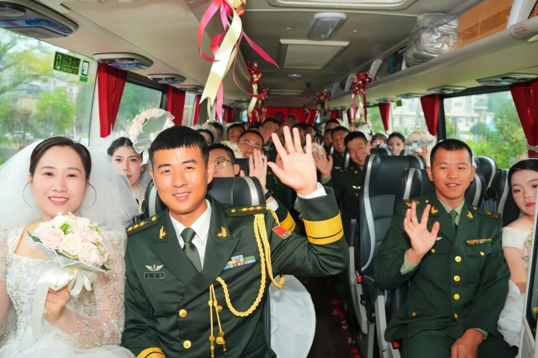 与祖国同庆,共赏迷彩与婚纱的浪漫交织:集体婚礼见证爱的誓言与军营情怀