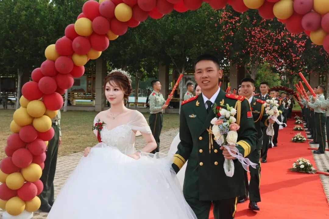 与祖国同庆,共赏迷彩与婚纱的浪漫交织:集体婚礼见证爱的誓言与军营情怀