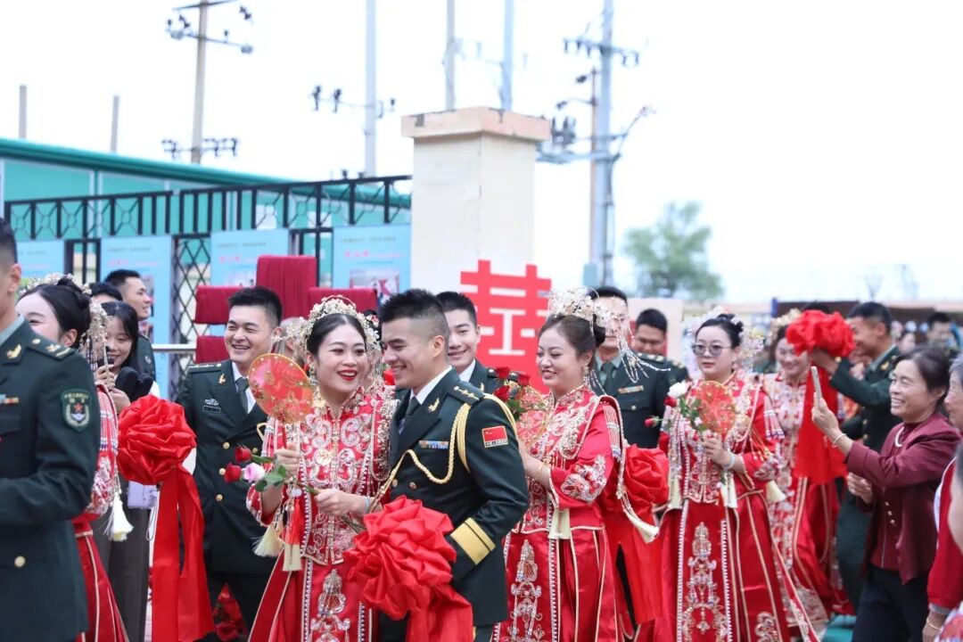 与祖国同庆,共赏迷彩与婚纱的浪漫交织:集体婚礼见证爱的誓言与军营情怀