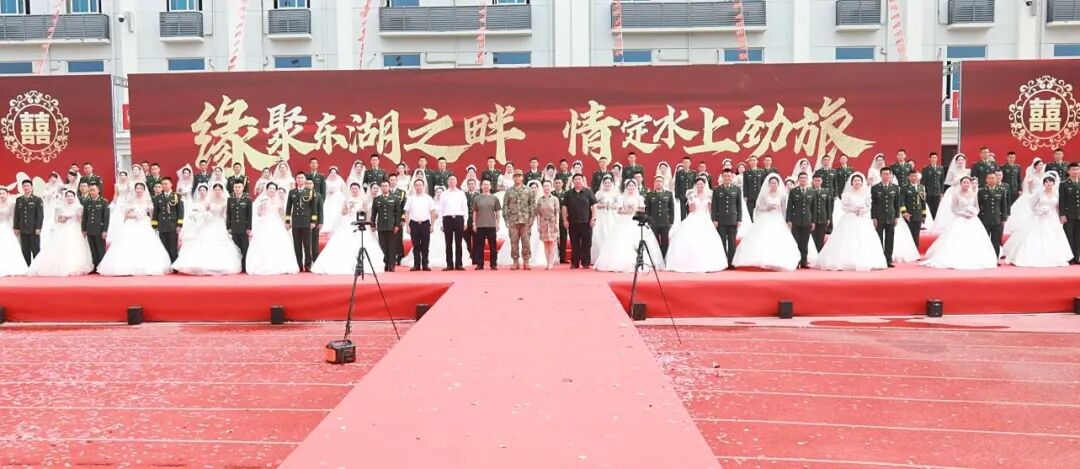 与祖国同庆,共赏迷彩与婚纱的浪漫交织:集体婚礼见证爱的誓言与军营情怀