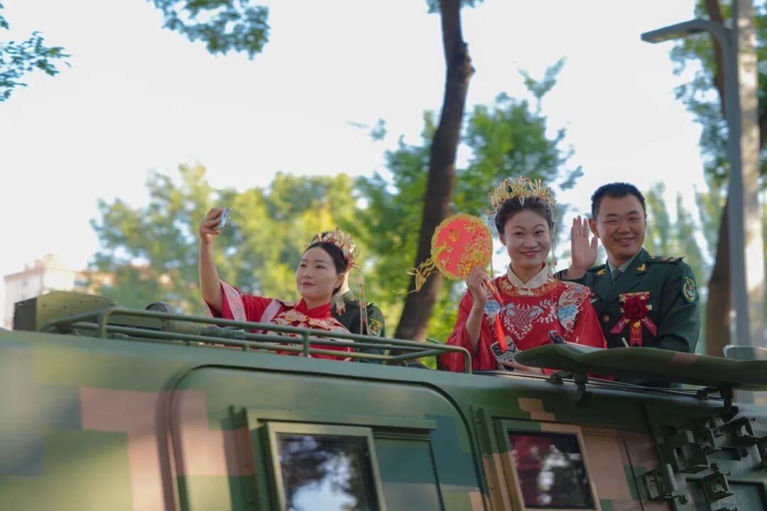 与祖国同庆,共赏迷彩与婚纱的浪漫交织:集体婚礼见证爱的誓言与军营情怀