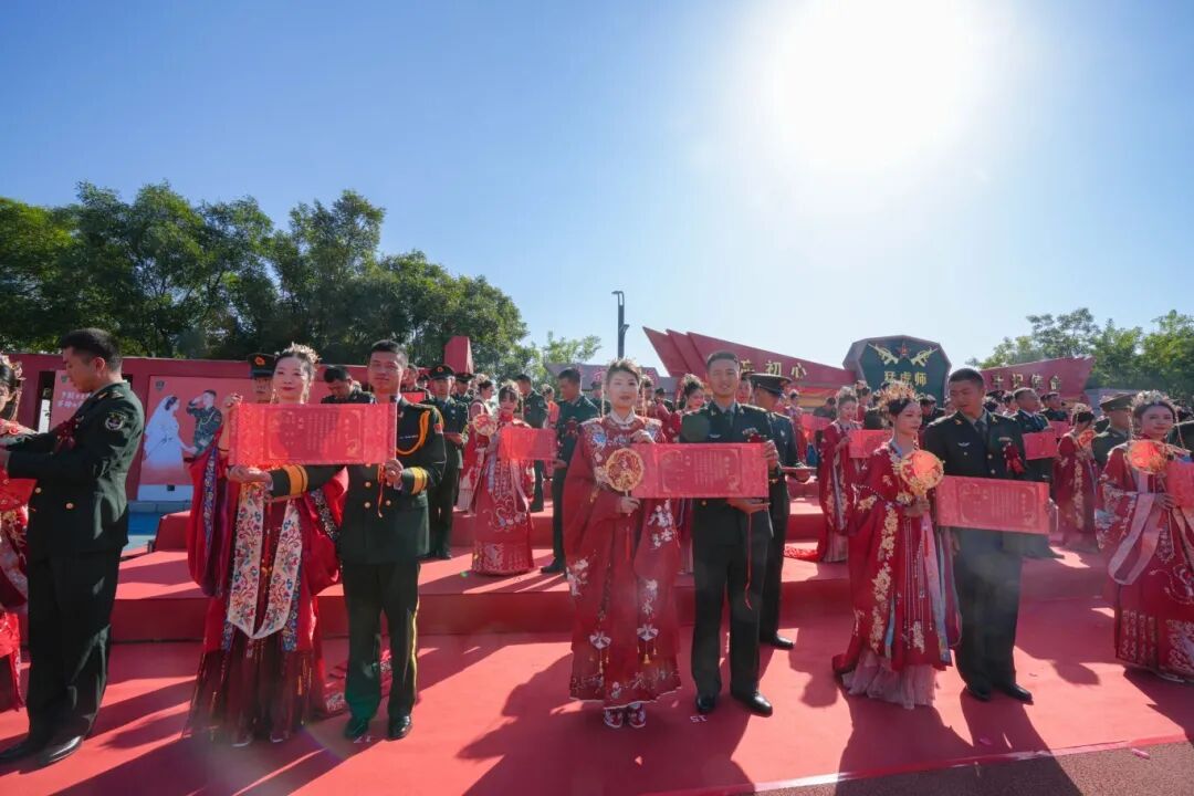 与祖国同庆,共赏迷彩与婚纱的浪漫交织:集体婚礼见证爱的誓言与军营情怀