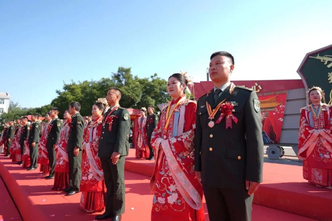 与祖国同庆,共赏迷彩与婚纱的浪漫交织:集体婚礼见证爱的誓言与军营情怀