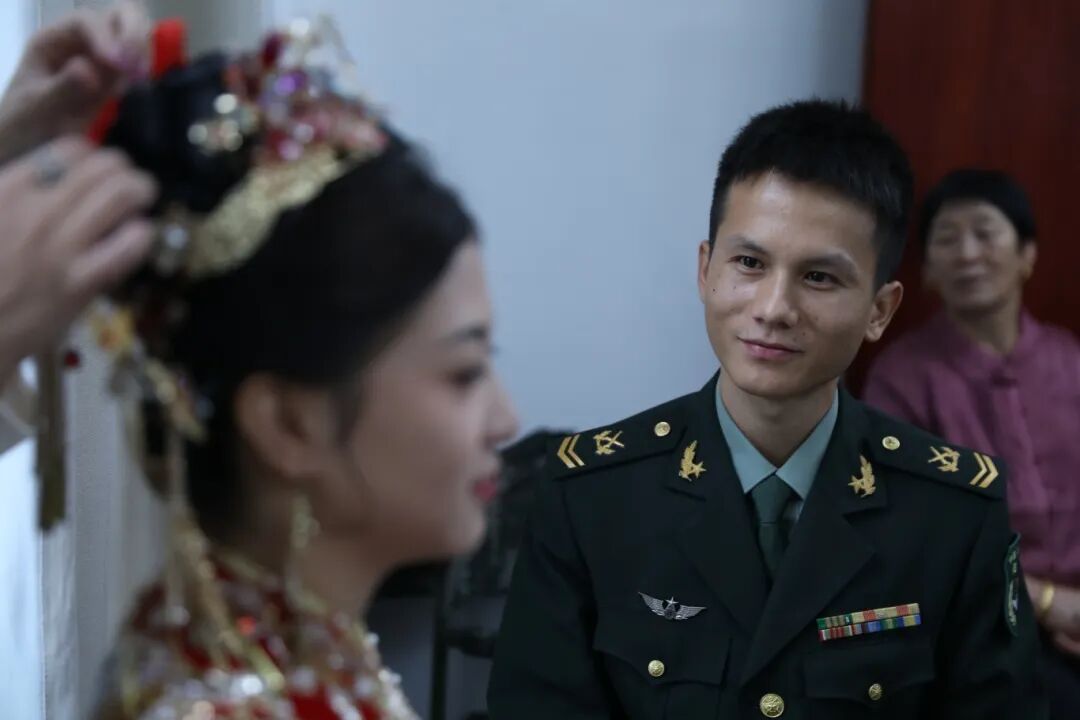 与祖国同庆,共赏迷彩与婚纱的浪漫交织:集体婚礼见证爱的誓言与军营情怀
