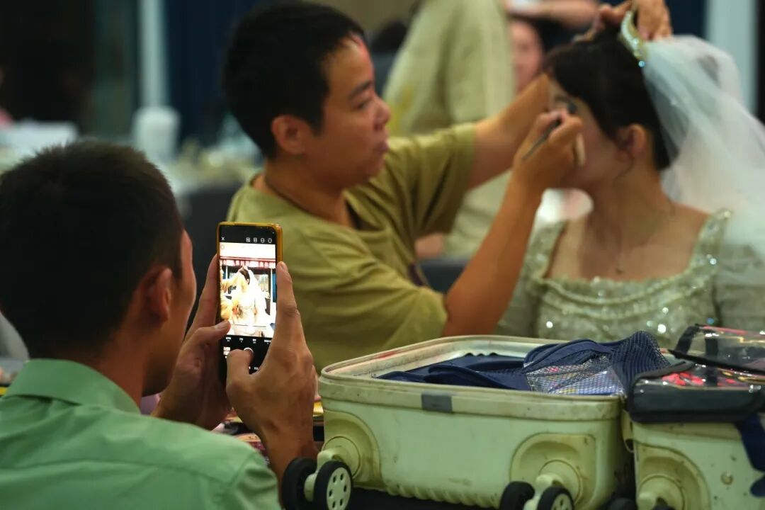 与祖国同庆,共赏迷彩与婚纱的浪漫交织:集体婚礼见证爱的誓言与军营情怀