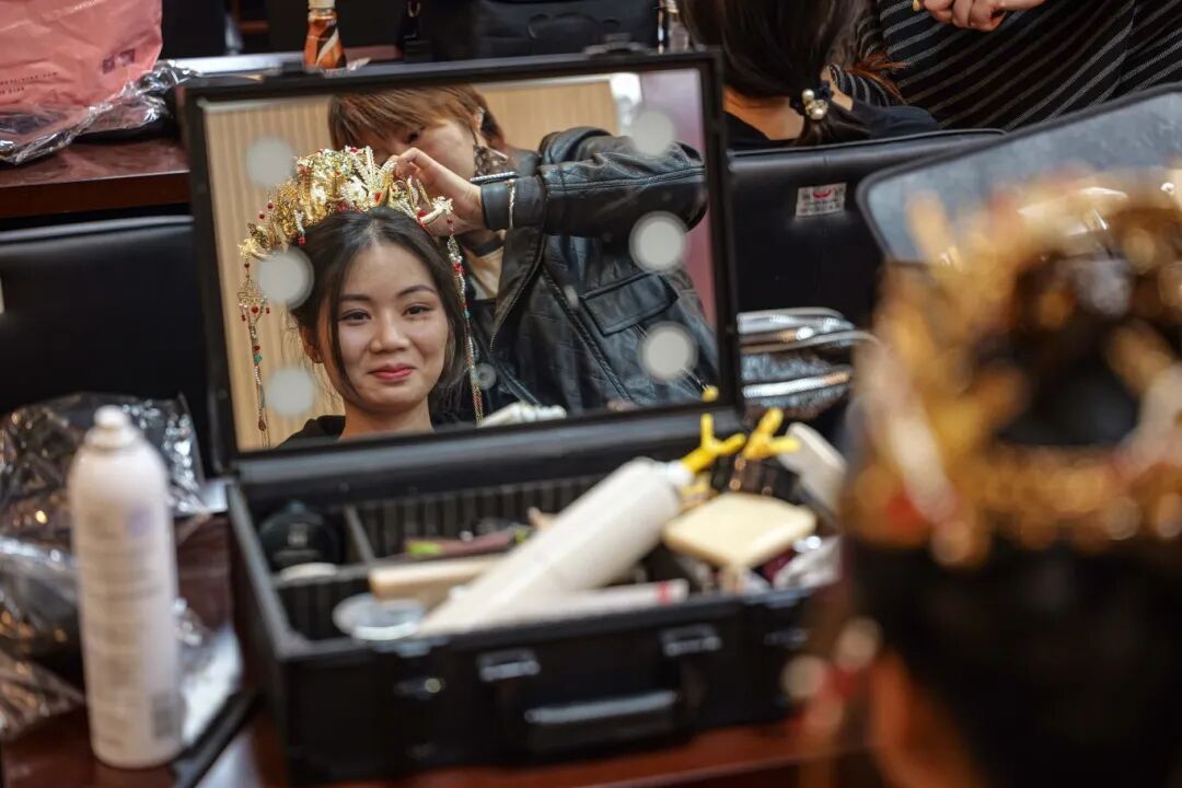 与祖国同庆,共赏迷彩与婚纱的浪漫交织:集体婚礼见证爱的誓言与军营情怀