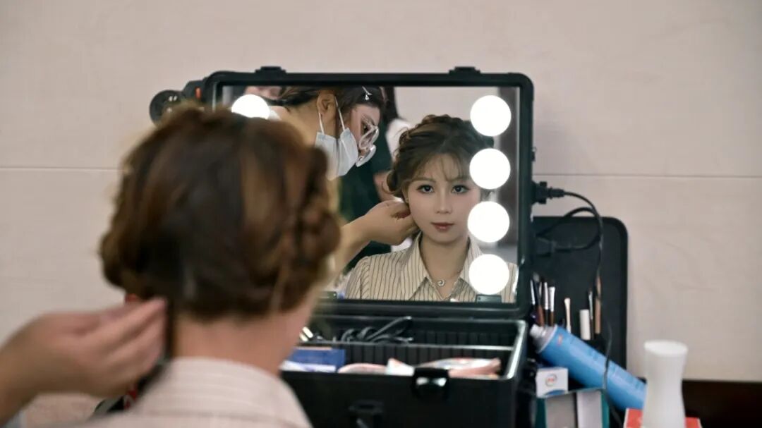 与祖国同庆,共赏迷彩与婚纱的浪漫交织:集体婚礼见证爱的誓言与军营情怀