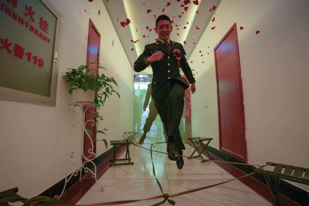 与祖国同庆,共赏迷彩与婚纱的浪漫交织:集体婚礼见证爱的誓言与军营情怀