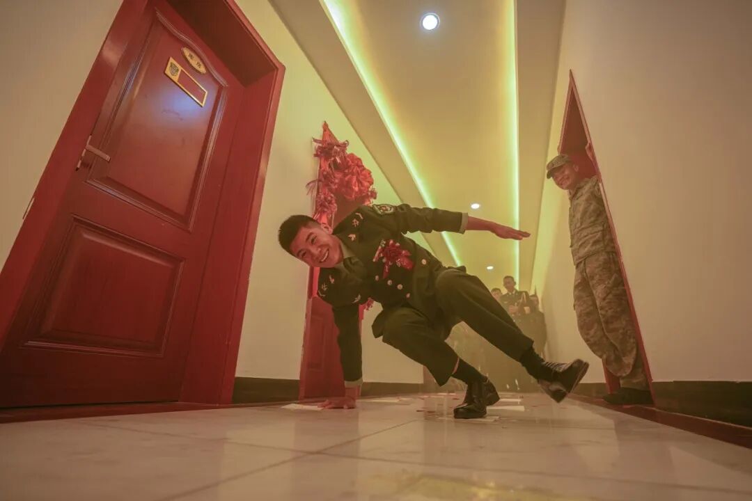 与祖国同庆,共赏迷彩与婚纱的浪漫交织:集体婚礼见证爱的誓言与军营情怀