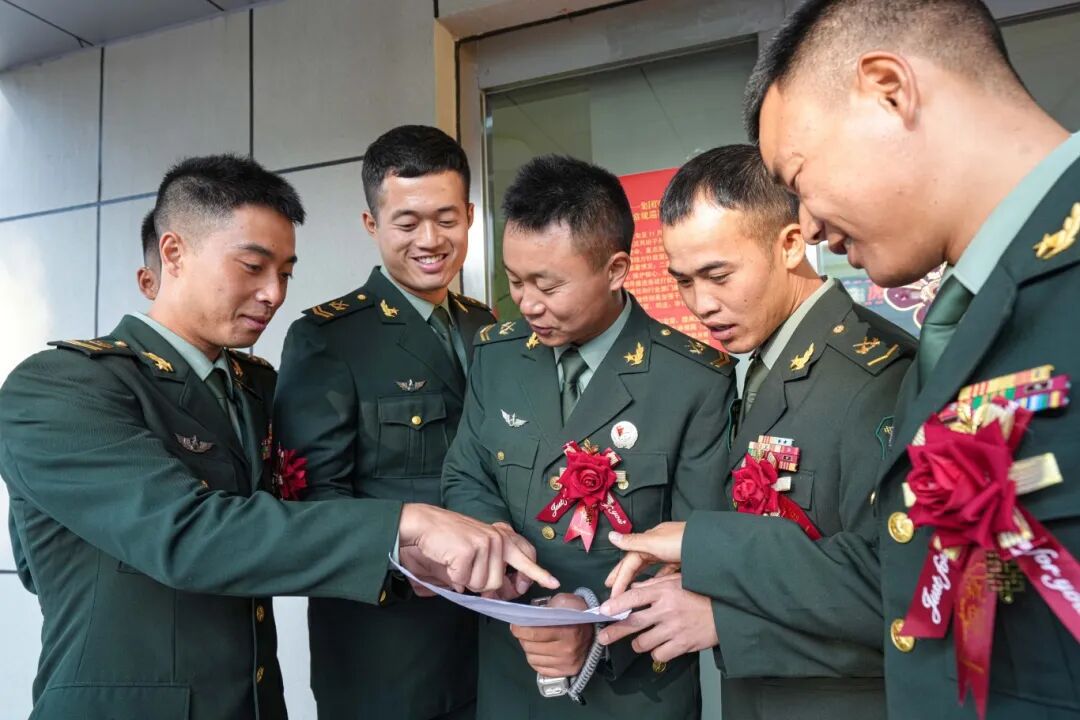 与祖国同庆,共赏迷彩与婚纱的浪漫交织:集体婚礼见证爱的誓言与军营情怀