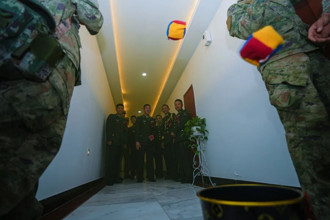 与祖国同庆,共赏迷彩与婚纱的浪漫交织:集体婚礼见证爱的誓言与军营情怀