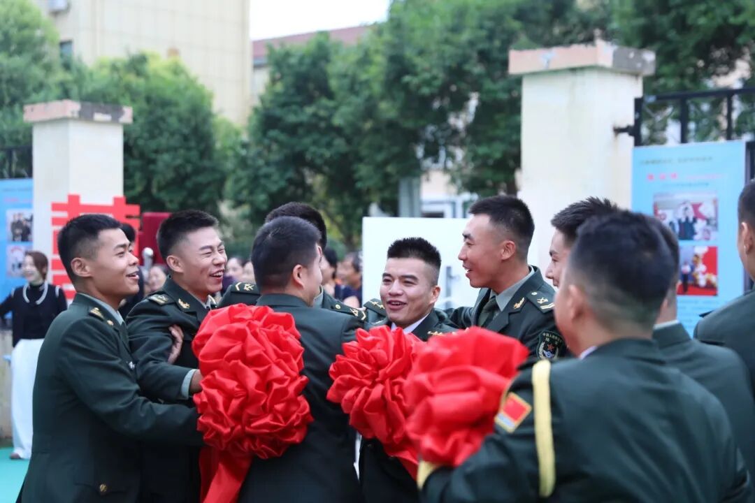 与祖国同庆,共赏迷彩与婚纱的浪漫交织:集体婚礼见证爱的誓言与军营情怀