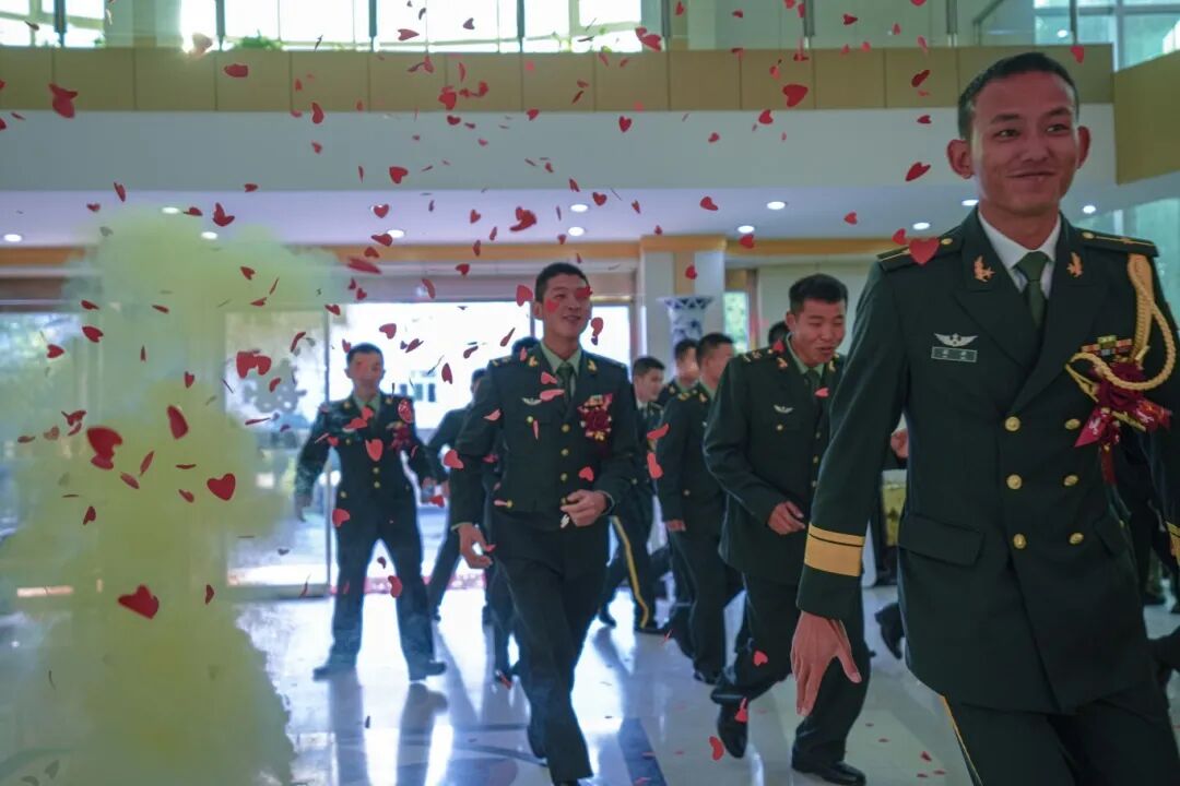 与祖国同庆,共赏迷彩与婚纱的浪漫交织:集体婚礼见证爱的誓言与军营情怀
