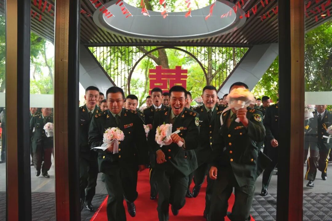 与祖国同庆,共赏迷彩与婚纱的浪漫交织:集体婚礼见证爱的誓言与军营情怀