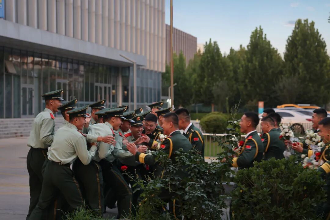 与祖国同庆,共赏迷彩与婚纱的浪漫交织:集体婚礼见证爱的誓言与军营情怀