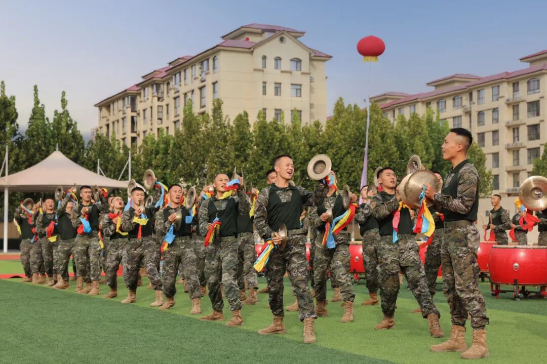 与祖国同庆,共赏迷彩与婚纱的浪漫交织:集体婚礼见证爱的誓言与军营情怀