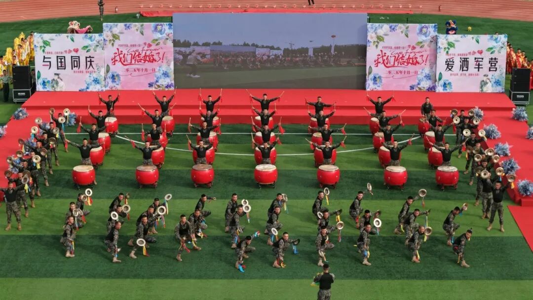 与祖国同庆,共赏迷彩与婚纱的浪漫交织:集体婚礼见证爱的誓言与军营情怀