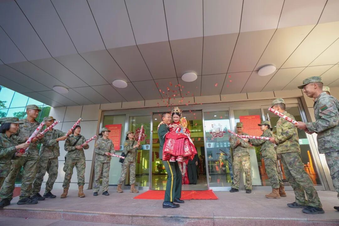 与祖国同庆,共赏迷彩与婚纱的浪漫交织:集体婚礼见证爱的誓言与军营情怀