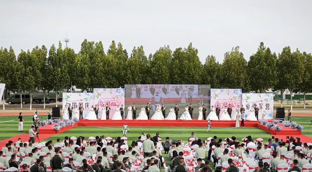 与祖国同庆,共赏迷彩与婚纱的浪漫交织:集体婚礼见证爱的誓言与军营情怀
