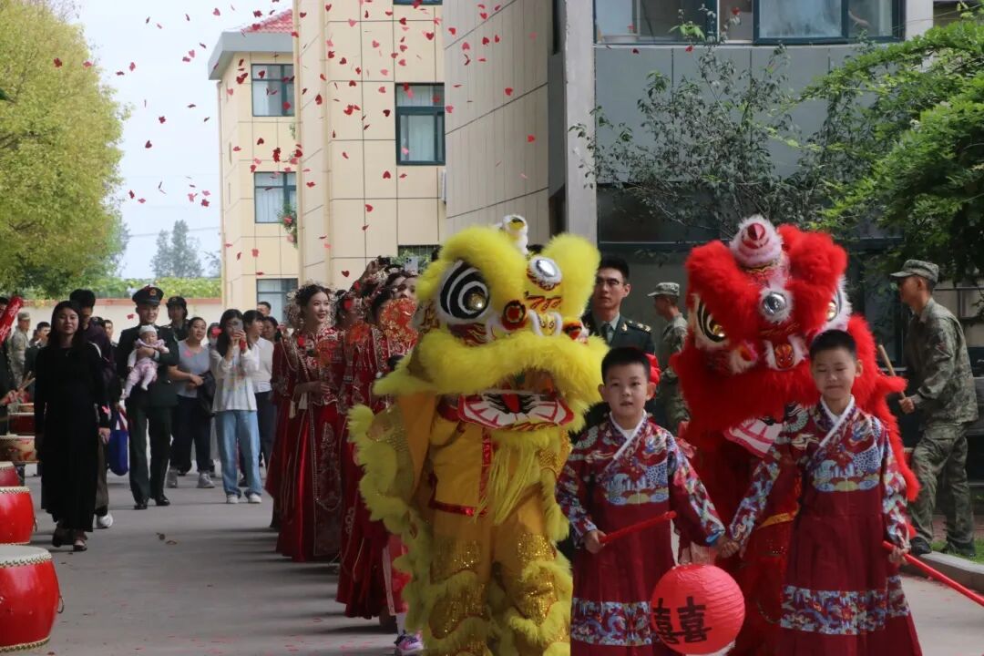 与祖国同庆,共赏迷彩与婚纱的浪漫交织:集体婚礼见证爱的誓言与军营情怀