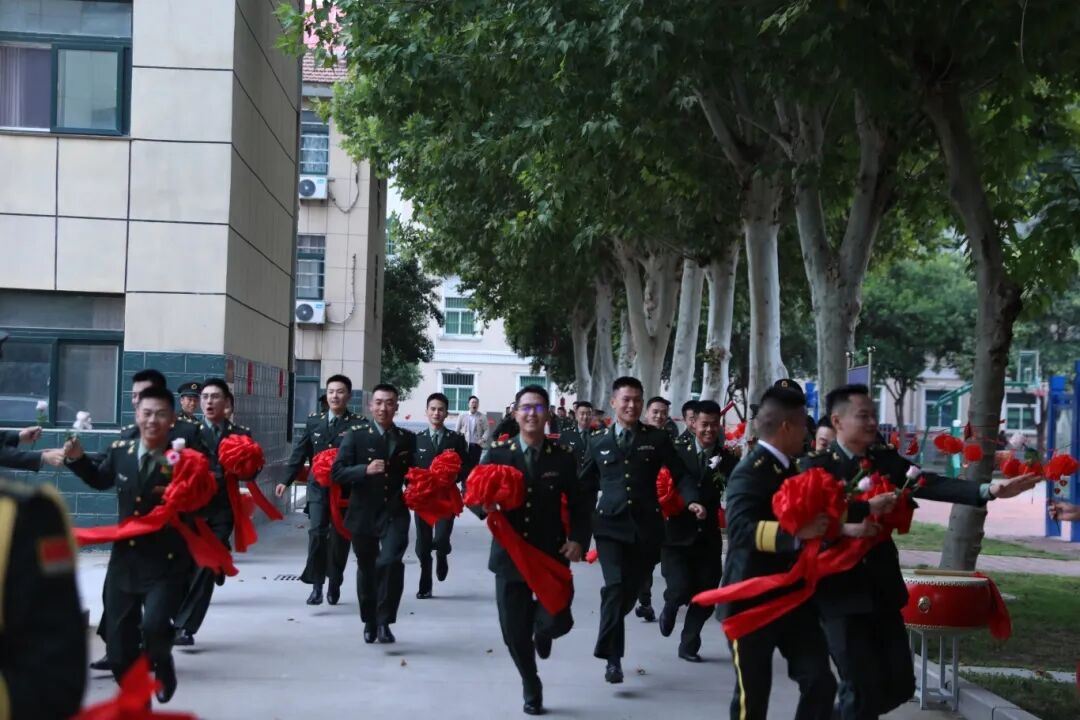 与祖国同庆,共赏迷彩与婚纱的浪漫交织:集体婚礼见证爱的誓言与军营情怀