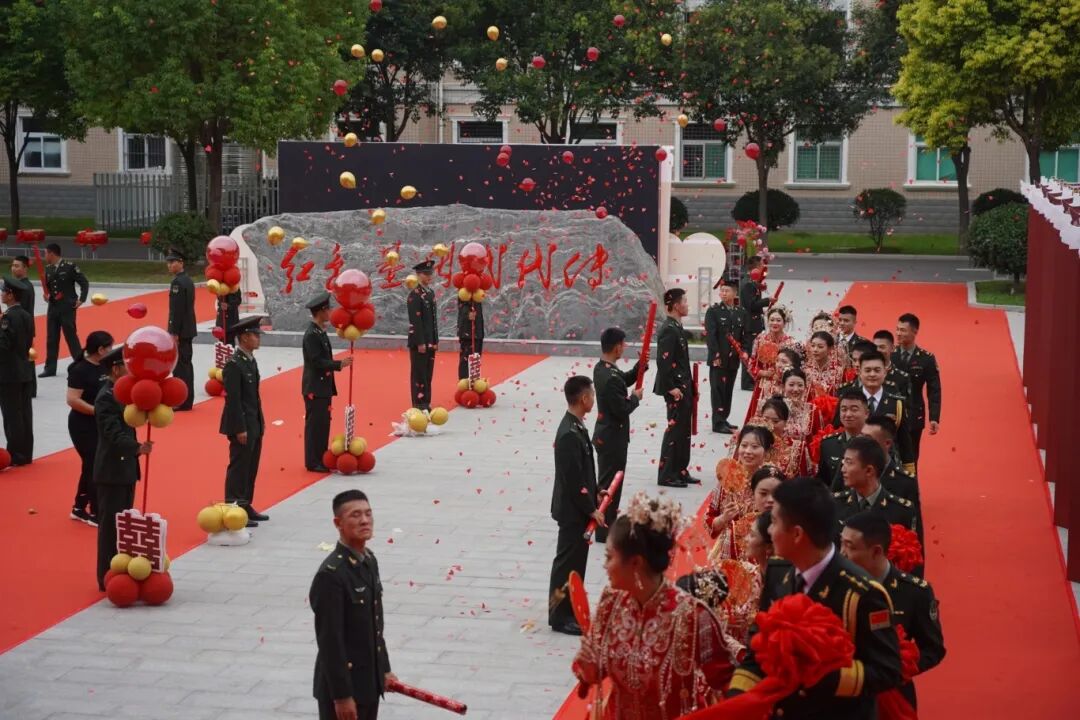 与祖国同庆,共赏迷彩与婚纱的浪漫交织:集体婚礼见证爱的誓言与军营情怀