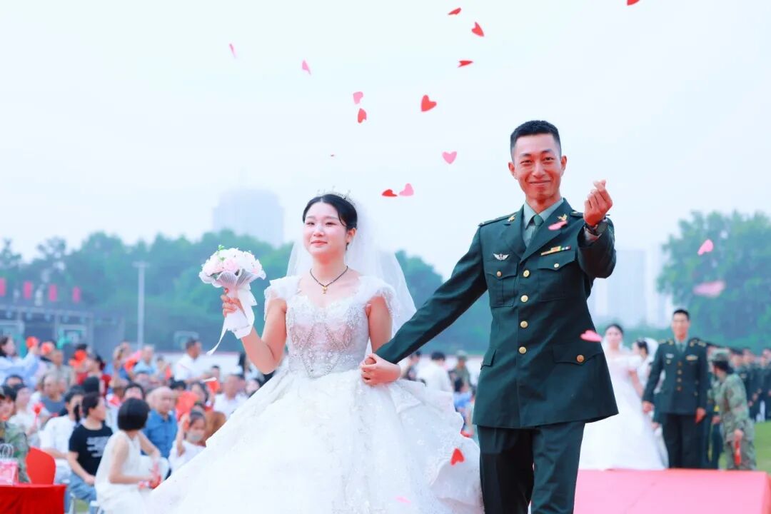 与祖国同庆,共赏迷彩与婚纱的浪漫交织:集体婚礼见证爱的誓言与军营情怀