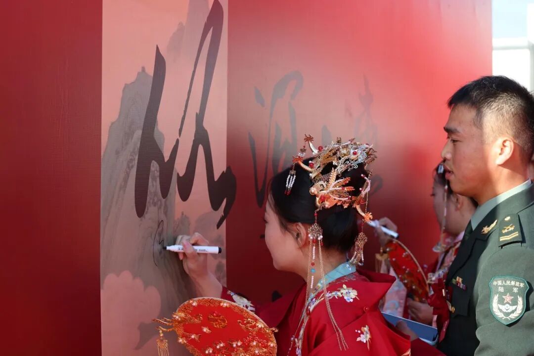 与祖国同庆,共赏迷彩与婚纱的浪漫交织:集体婚礼见证爱的誓言与军营情怀