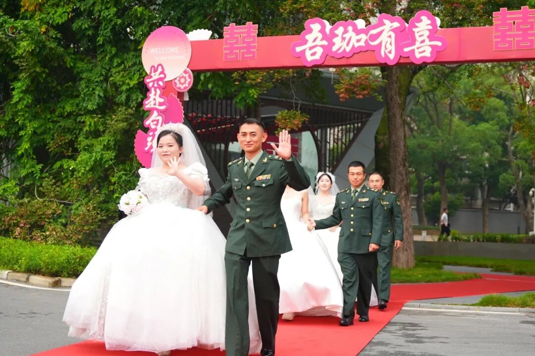 与祖国同庆,共赏迷彩与婚纱的浪漫交织:集体婚礼见证爱的誓言与军营情怀